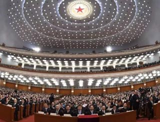 3月13日上午，十三屆全國人大一次會議召開第四次全體會議。會議上，新一輪國務(wù)院機構(gòu)改革方案正式出爐。方案顯示，改革國稅地稅征管體制，將省級和省級以下國稅地稅機構(gòu)合并。國稅地稅機構(gòu)合并后，具體承擔(dān)所轄區(qū)域內(nèi)各項稅收、非稅收入征管等職責(zé)，實行以國家稅務(wù)總局為主與省(區(qū)、市)人民政府雙重領(lǐng)導(dǎo)管理體制。國稅地稅合并，企業(yè)界多樂見其成。全國工商聯(lián)今年由企業(yè)主筆的一份集體提案就建議國稅地稅合并，并表示這樣既有利于政府減少稅務(wù)監(jiān)管的投入，還可以降低企業(yè)因現(xiàn)行國稅、地稅分立體系而產(chǎn)生的多頭管理的成本等問題。配合分稅制改革 國稅地稅分立改革開放四十年來，我國已經(jīng)進行了多次稅制改革。1978年，中國實行經(jīng)濟體制改革，進行了第一步利改稅，即國有企業(yè)改上繳利潤為繳納所得稅;1984年實行第二步利改稅，將工商統(tǒng)一稅改為工商稅和產(chǎn)品稅、所得稅，開征城市維護建設(shè)稅;1986年開征個人所得稅;1994年施行了分稅制改革，根據(jù)不同行業(yè)和稅種，將產(chǎn)品稅改為增值稅，將建筑安裝、交通運輸、飲食服務(wù)、郵政電訊等服務(wù)行業(yè)所經(jīng)營項目納入營業(yè)稅的征收范圍，將過去的稅務(wù)局分為國家稅務(wù)局和地方稅務(wù)局，國稅地稅正式分立；不過，分稅制在發(fā)揮了重要作用之后，執(zhí)法不夠統(tǒng)一、辦稅不夠便利等問題也慢慢的呈現(xiàn)了出來。因此，從1994年分稅制以來，建議“國稅地稅合并”的聲音一直存在。時隔23年 國稅地稅再次合并如今，隨著營改增的推進，營業(yè)稅這一原地方主體稅種退出歷史舞臺，改為增值稅后，轉(zhuǎn)由國稅部門征管，地稅部門征管任務(wù)減少較多，“國稅地稅合并”的呼聲再起。加上5年前開始試行的國稅、地稅合作，在減輕納稅成本、優(yōu)化服務(wù)、強化征管和規(guī)范執(zhí)法等方面都顯示了較好的效果，這次就從合作變?yōu)榱撕喜?。這是繼1994年實行分稅制改革后，時隔23年，省級及省級以下國稅地稅機構(gòu)再次合并。國稅地稅合并 減輕納稅人負擔(dān)據(jù)慧算賬了解，國稅地稅機構(gòu)合并后，具體承擔(dān)所轄區(qū)域內(nèi)各項稅收、非稅收入征管等職責(zé)，實行以國家稅務(wù)總局為主與省(區(qū)、市)人民政府雙重領(lǐng)導(dǎo)管理體制。國稅地稅征管體制的改革，不但能夠節(jié)約稅收征管成本，也會大幅度降低納稅人的納稅成本。之前，很多納稅人要同時繳納國稅、地稅，存在“多頭跑”等問題; 改革后，納稅人通過一個窗口納稅，會更加方便，辦事效率也會提高，也節(jié)省了收稅成本。同時，在信息化如此發(fā)達的情況下，國稅、地稅兩套機構(gòu)在不同程度上也存在資源重置，在現(xiàn)行制度體系下，實行一套機構(gòu)就可以在一定程度上避免這些問題，對于提高征管效率也有好處。